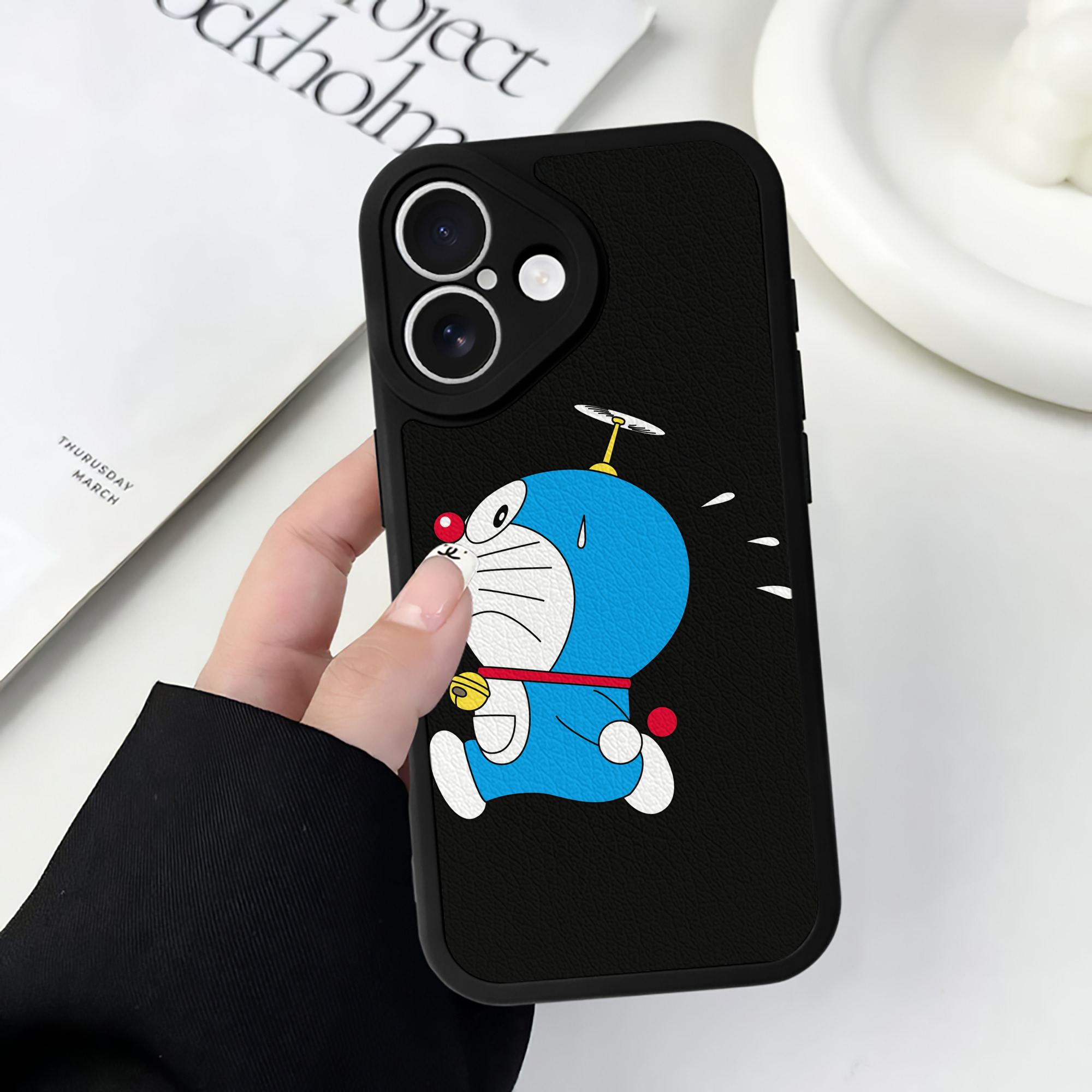 （画像用） ドラえもん Doraemon 【iPhone 16シリーズ対応】シリコンスマホケース（レザー調） 材質：シリコン